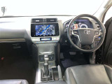 運転席周りのレイアウトをご覧ください。ナビゲーションが綺麗に装着されすっきり収まってますね!