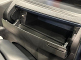 小物が収納できる運転席側インパネアッパーボックス。 ボックス内にはUSBソケットが一口。