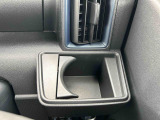 運転席にはドリンクホルダーを装備。収納スペースもあり使い勝手の良い設計です!