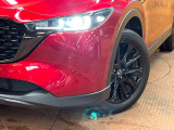【LEDヘッドライト】悪天候や夜間走行時も良好な視界を確保し安心して運転できる高輝度LEDヘッドライトを装備!点灯速度が早く、消費電力も抑えられています。
