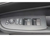 【運転席内ドア 】ミラー操作やウィンドウ開閉スイッチはドライバー目線で配置され、快適な操作性を実現!