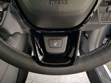寒い日の運転を助けるステアリングヒーター付きです。