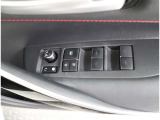パワーウィンドウのスイッチです。車種によっては鍵のロック・アンロックに連動してミラーが開閉する「オートリトラクタブルミラー」も装備!