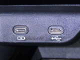 USB端子と充電用USB端子を装備しております。