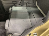 ☆後部座席を倒すと大きな荷物も積めるスペースに☆