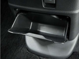 ◆センターロアボックス◆インパネ中央の下部には、ごみ箱としても使用する事ができるセンターロアボックスを装備しております。