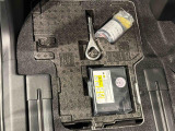 助手席足元下にはパンク修理キットが収納してあります
