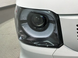 LEDヘッドライトは、点灯の瞬間から最大光量を発揮し、突然暗くなるトンネルなどでの安定感を高めます。