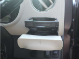 運転席 助手席のドリンクホルダーは収納可能で使いやすくなっております!!