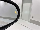 隣車線を走る車両をレーダーで検知し、ドアミラーでは確認しにくい後側方エリアに存在する車両に加え、急接近してくる車両も検知します。車両を検知するとドアミラーに搭載されたLEDインジケーターが点灯します。