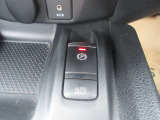 電動パーキングブレーキ&オートブレーキホールド。信号待ち等の停車時に自動的にブレーキ力が保持される機能です。パーキングブレーキはPスイッチを引き上げる事で作動します。