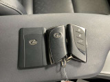 ドアの開閉時、両手が荷物で塞がっている時はキーレスでのカギの解除が大変ですよね。スマートキーはポケットやバッグに入れておけば、ノブに触れただけでロックの解除が可能です。とても便利な機能です。