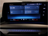 【ⅰドライブナビゲーション】文字情報も鮮明に表示する高解像度カラーディスプレイを採用。視認性に優れた地図デザインと特徴的な建造物を目印にした描写表示で現在位置を把握できます。地図データの更新も可能です