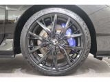 純正のアルミホイールが足元を飾ります!タイヤサイズは235/40R19になります。