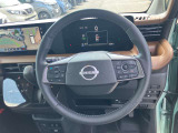 運転席廻りは手が届くところに収納スペースを確保しており、ハンドルにはオーディオ操作用スイッチがあるので、運転中もナビゲーションを注視せずにオーディオの操作を行って頂くことができます!