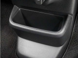 ◆センターロアボックス◆インパネ中央の下部には、ごみ箱としても使用する事ができるセンターロアボックスを装備しております。