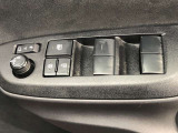 パワーウィンドのスイッチです。運転席に座りながら、助手席や後席の窓を開け閉めできるので大変便利ですよ。
