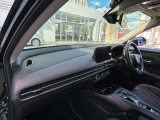 長く過ごす運転席なので、運転される方の事を考えてスイッチやレバー類は操作のしやすい位置に配置されています。