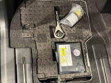 助手席足元下にはパンク修理キットが収納してあります