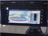 【全方位カメラ】専用カメラにより上から見下ろしたような視点で360度クルマの周囲を確認することができます。駐車が苦手な方でも縦列駐車や幅寄せ時に活躍してくれます。