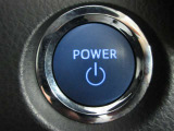 スマートキーシステムはキーをお持ちの方を車がオーナーと判断し、ドアロックの開閉もタッチ&握るだけ。エンジンスタートはブレーキを踏んでスタートボタンを押すだけ。
