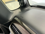 【助手席エアバッグ】SRSエアバッグとはシートベルトの働きを補助して衝突した時に乗員の衝撃を軽減するシートベルト併用式エアバッグ。前面衝突時に瞬時に膨らみ、頭部と胸部の衝撃を軽減します。
