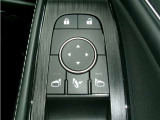 電動格納式ミラーなので、対向車などとのすれ違い時にも便利です。