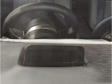 【ヘッドアップディスプレイ】現在の車速表示や目的地へのルート案内やメディア関連のリストを表示する事が可能です。視線移動を減らす事によりドライブに集中して頂けます。