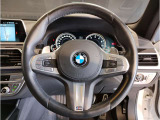 【ハンドル】ドライバーとBMW車の一体感がダイレクトに伝わるステアリングホイール。形状・太さへの拘りに加えて、操作性を高める為にスイッチ類も配置。クイックかつ安定のドライビングを体感下さい!