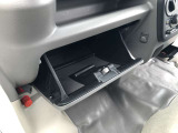 グローブボックスは車検証の定番スペースとして