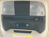 【衝突被害軽減システム】渋滞などの低速走行中、前方の車両をレーザーレーダーが感知し、衝突を回避できないと判断した場合にブレーキが作動。追突などの危険を回避、または衝突の被害を軽減します。