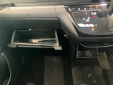 車検証入れになどにも使える便利な収納BOXあります。