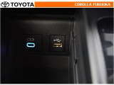 ポータブルオーディオなどの機器を接続して、車両のスピーカーで聞くことができます。