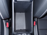 シート脇に便利な収納スペースを備えてあります。使ってください♪