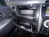 いくらオシャレな車でも、車内がごちゃごちゃしてては&hellip;。こちらの収納スペースに、キレイに片付けが可能です!!ちょっとしたものを置けるスペースも、確保されている乗車者に愛される1台です♪