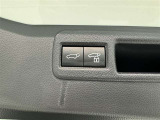電動式バックドアです。 荷物を持ったままでもボタン一つで自動的に開け閉めできるので便利ですよ。 挟み込み防止機能も付いていますのでお子様の手や荷物を挟み込むのを防いでくれますよ。