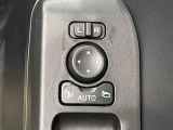 キーフリー連動で施錠時に格納します。降車の直前まで後方確認ができ、閉じ忘れも防げます。