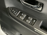 運転席のスイッチで全てのウィンドウの開閉操作を行うことができます。ロックボタンをONにしておくと、運転席以外のウィンドウは作動しないのでお子様を乗せているときなども安心ですね♪