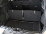ラゲッジルームには、パーテーションを装備しています。これにより、荷物の区別だけでなく、少量の荷物を載せるときにも荷物への衝撃を最小限に抑えることができます。