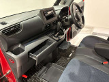 グローブボックス周り 運転席から中に収納した物をすぐに取り出せて便利です。
