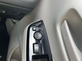 電動格納式ドアミラーです。自動格納コントローラー付きで、ドアロックすると閉じてエンジンがかかると開きます。ドアロックの状態もひと目でわかるスグレモノです。