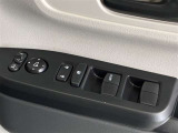 格納式リモコンドアミラーと、パワーウィンドウマスタースイッチです。車内の換気も運転席から簡単に行えます。