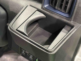運転席側掘り込み式カップホルダー