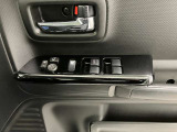 【運転席ドアスイッチ回り】パワーウィンドー[ロック機構]・電動格納式リモコンドアミラースイッチがまとまっているので操作しやすいです。