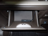 大型のグローBOXが装備されています。よく使うアイテムの収納に便利です、欲しい時にすぐに取り出せます♪