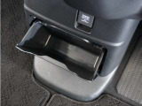 ◆センターロアボックス◆インパネ中央の下部には、ごみ箱としても使用する事ができるセンターロアボックスを装備しております。