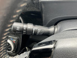 雨天時や視界が悪い状況でも、安心して運転できます。自動ワイパー機能も搭載されている便利な装備です。