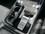 軽く操作するだけで、Audiの精密なメカニズムとドライバーの意思がシンクロし、洗練された走りの始まりを予感させるエレガントなインターフェースです。
