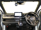 【ルームクリーニング】せっかく乗るならピカピカの車がいいですよね!当店は、他社では省きがちな細部に至るまで、徹底した清掃を行っております。