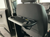 助手席のシートの裏に収納式のテーブルが装備されています。休憩時のちょっとした小物置きに使えてとっても便利ですね♪